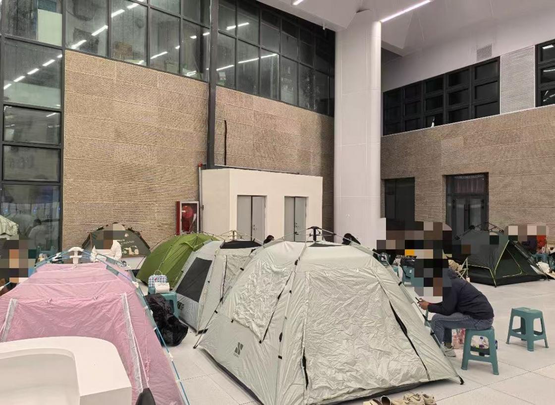 新人在賽里木湖搭帳篷通宵排隊領證