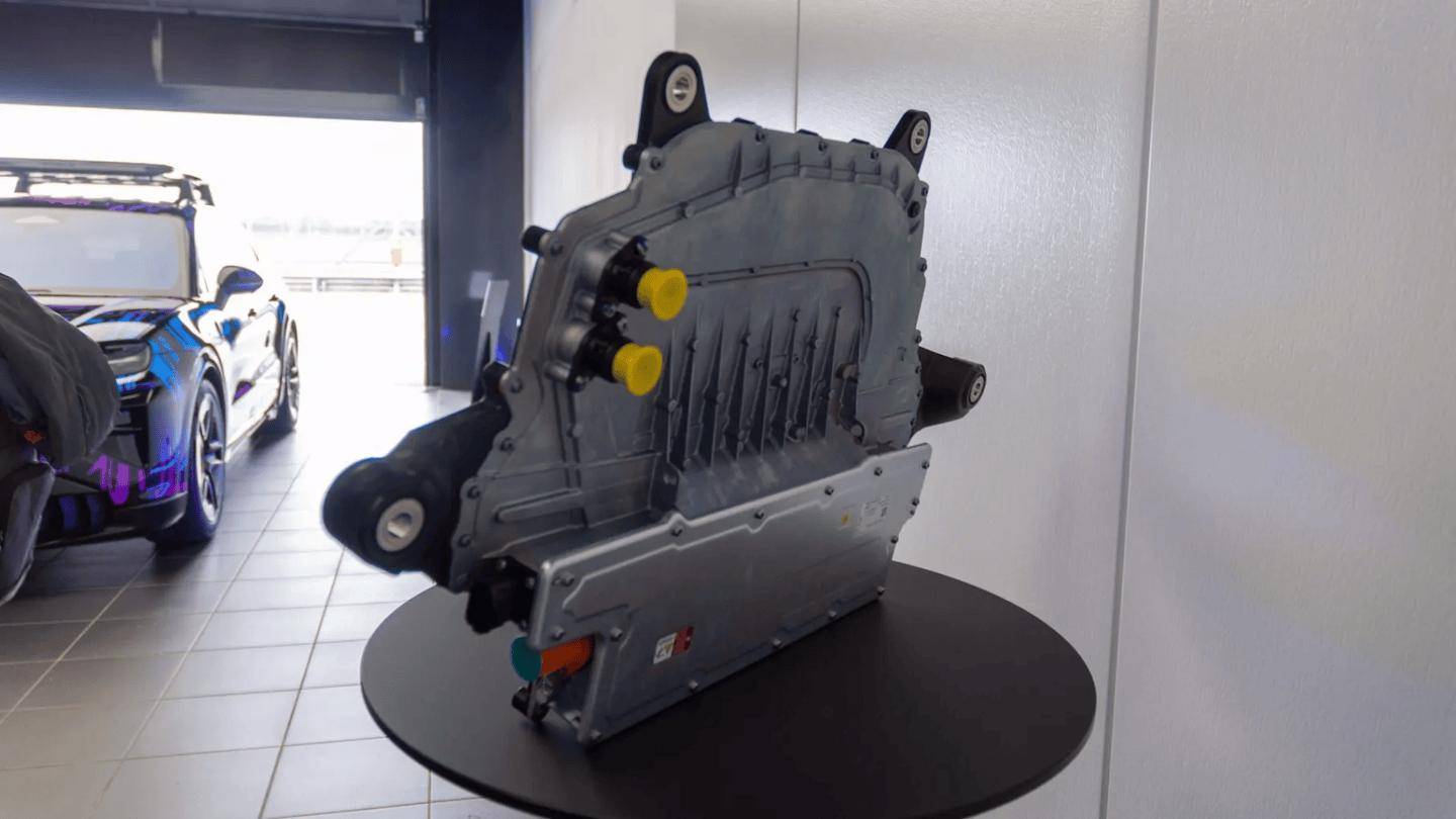 因空間限制,保時捷 Macan 電動版和Taycan暫時無緣無線充電技術