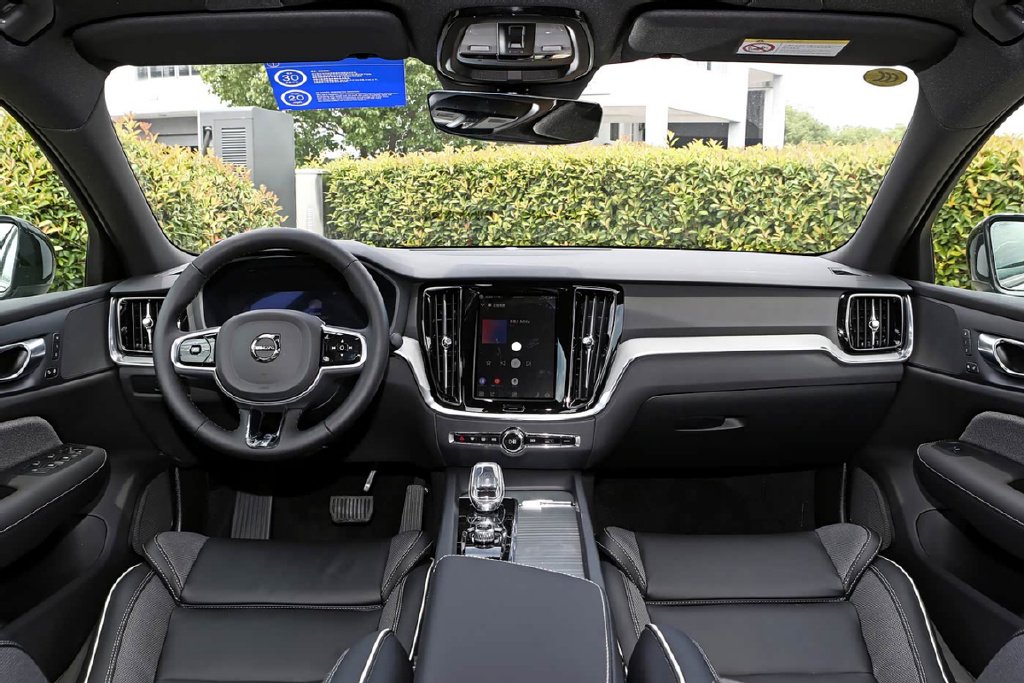 年輕人的第一臺豪車如何選?沃爾沃S60與凱迪拉克CT5帶來不同答案