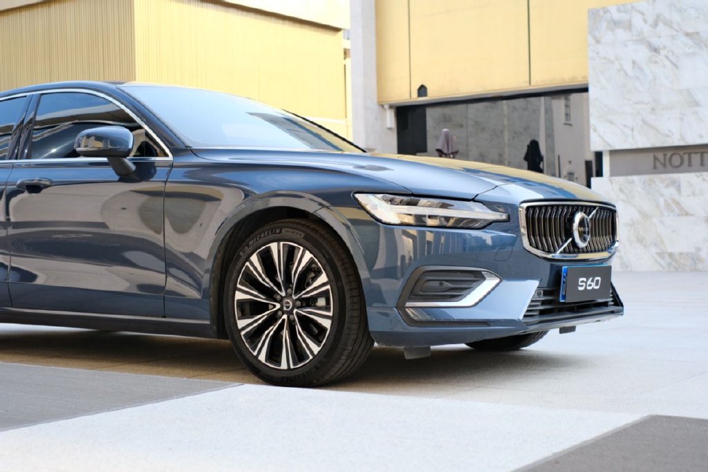 年輕人的第一臺豪車如何選?沃爾沃S60與凱迪拉克CT5帶來不同答案