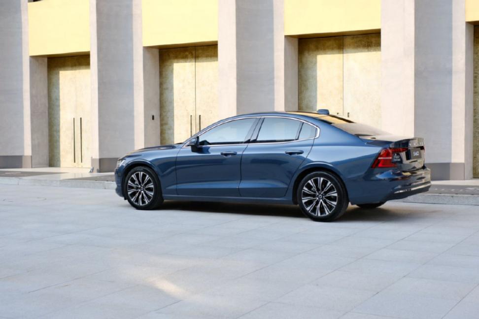 年輕人的第一臺豪車如何選?沃爾沃S60與凱迪拉克CT5帶來不同答案