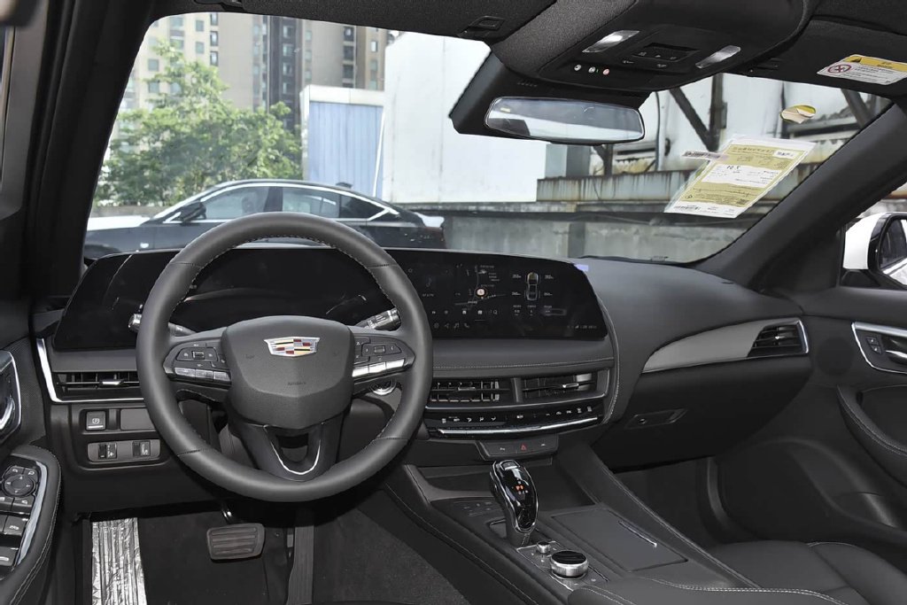 年輕人的第一臺豪車如何選?沃爾沃S60與凱迪拉克CT5帶來不同答案