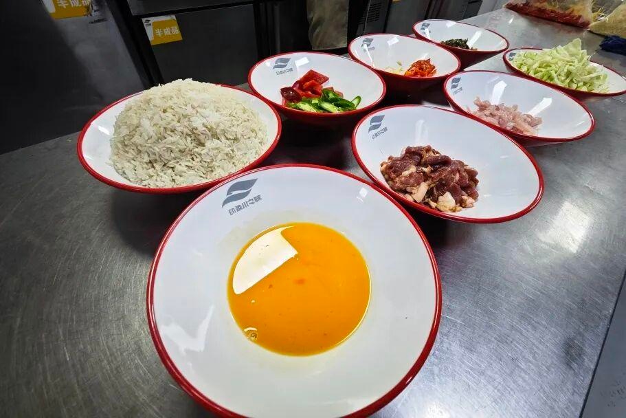 上新!17元高鐵盒飯,門店現炒,送餐到座