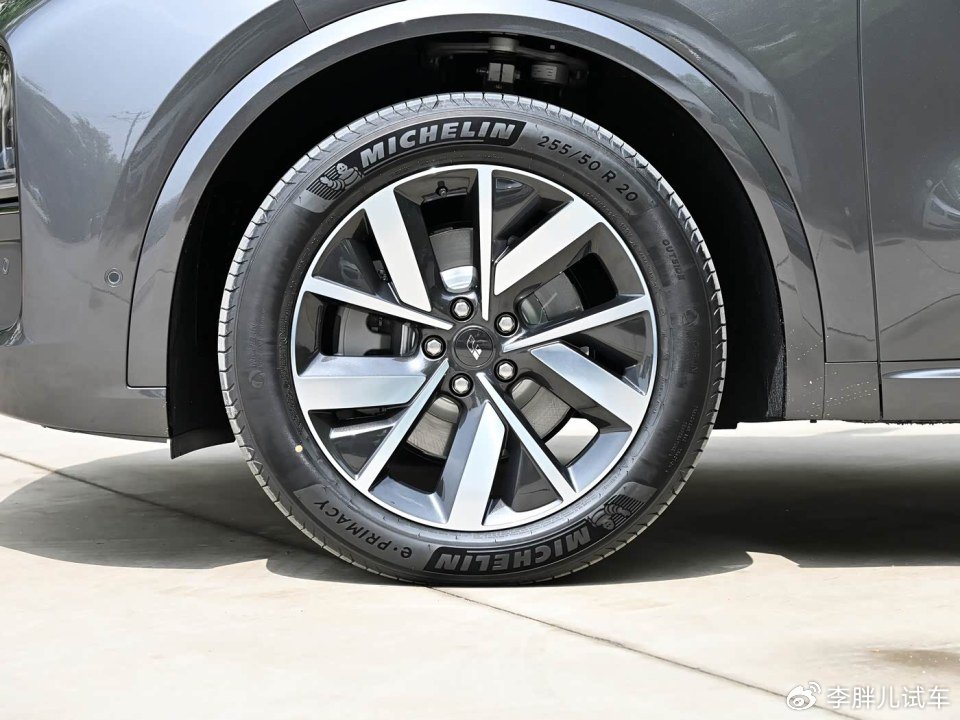 開車爽歪歪,換胎真叫慘!新能源汽車的輪胎,為啥那么貴?
