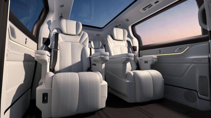 全新標識盡顯尊崇 超級AI增程吉利銀河 V900首秀